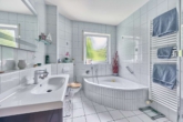 Bezugsfertiges Reihenmittelhaus mit schönem Garten in ruhiger Wohnlage - Badezimmer