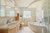 Wohnen auf einer Ebene – Bungalow mit sonnigem Traumgarten - Badezimmer