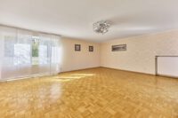 Exklusiv saniert & ruhig gelegen: Ihr neues Zuhause zwischen Weinbergen und Hambacher Schloss - Wohnzimmer