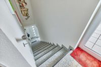Hochwertig ausgestattete Wohnung mit stilvollem Wohngefühl & Dachterrasse - Treppenhaus