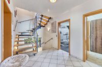 Wohnen mit Extra-Vorteil: Familienwohnhaus mit vermieteter Souterrainwohnung und sicheren Einnahmen - Flur
