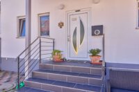 Wohnen mit Extra-Vorteil: Familienwohnhaus mit vermieteter Souterrainwohnung und sicheren Einnahmen - Eingangs