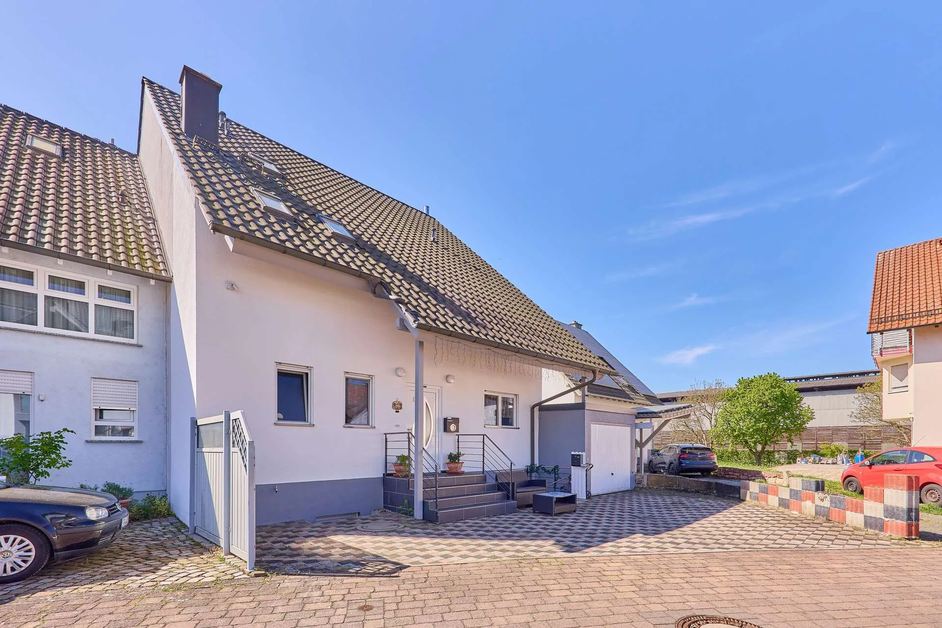 Wohnen mit Extra-Vorteil: Familienwohnhaus mit vermieteter Souterrainwohnung und sicheren Einnahmen, 67374 Hanhofen, Doppelhaushälfte