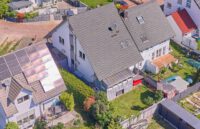 Wohnen mit Extra-Vorteil: Familienwohnhaus mit vermieteter Souterrainwohnung und sicheren Einnahmen - Drohnenaufnahme