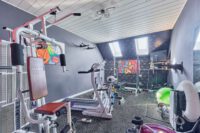 Wohnen mit Extra-Vorteil: Familienwohnhaus mit vermieteter Souterrainwohnung und sicheren Einnahmen - Fitnessraum