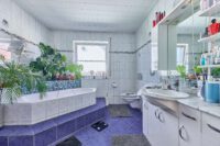 Wohnen mit Extra-Vorteil: Familienwohnhaus mit vermieteter Souterrainwohnung und sicheren Einnahmen - Badezimmer