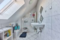 Wohnen mit Extra-Vorteil: Familienwohnhaus mit vermieteter Souterrainwohnung und sicheren Einnahmen - Bad DG