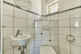 Zeitloses & helles Zuhause: Optimale Raumaufteilung mit großem Garten - Gäste-WC