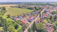 Voll vermietetes Mehrfamilienhaus mit modernisierten Wohnungen als gepflegte Kapitalanlage - Drohnenaufnahme