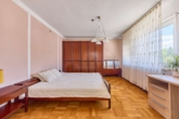 Voll vermietetes Mehrfamilienhaus mit modernisierten Wohnungen als gepflegte Kapitalanlage - Schlafzimmer