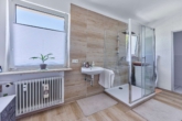 Voll vermietetes Mehrfamilienhaus mit modernisierten Wohnungen als gepflegte Kapitalanlage - Badezimmer