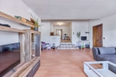 Voll vermietetes Mehrfamilienhaus mit modernisierten Wohnungen als gepflegte Kapitalanlage - Wohnzimmer EG