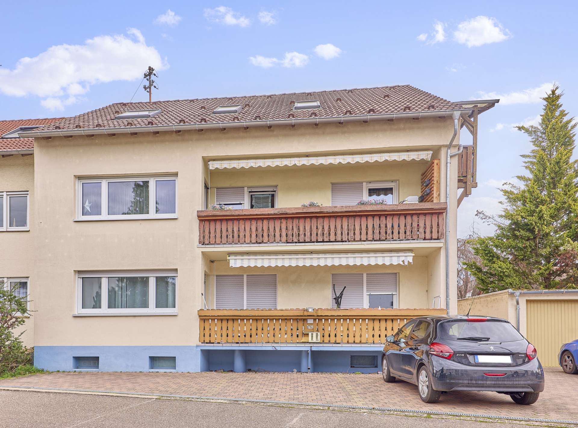 Großzügiges Mehrfamilienhaus in ruhiger Lage von Haßloch mit 3 Wohneinheiten, 67454 Haßloch, Mehrfamilienhaus