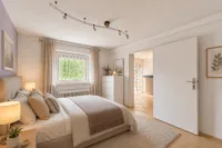 Absolute Ruhe am Waldrand – großzügiges Familienhaus mit erholsamen Außenbereich - Zimmer (digitales Staging)
