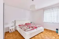 Teilrenoviertes Ein-/Zweifamilienhaus in familienfreundlicher Lage - Schlafzimmer