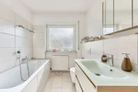 Teilrenoviertes Ein-/Zweifamilienhaus in familienfreundlicher Lage - Badzimmer