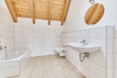 Neuwertiges Einfamilienhaus mit separatem Rückzugsort, Garten und Scheune - Badezimmer