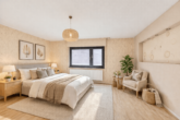 2 für 1: Zwei Einfamilienhäuser auf einem Grundstück mit Garten und gemeinsamen Innenhof - Schlafzimmer (digitales Staging)