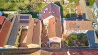 2 für 1: Zwei Einfamilienhäuser auf einem Grundstück mit Garten und gemeinsamen Innenhof - Drohnenaufnahme
