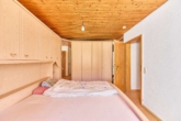 2 für 1: Zwei Einfamilienhäuser auf einem Grundstück mit Garten und gemeinsamen Innenhof - Schlafzimmer Haus 2