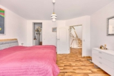 2 für 1: Zwei Einfamilienhäuser auf einem Grundstück mit Garten und gemeinsamen Innenhof - Schlafzimmer