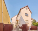 2 für 1: Zwei Einfamilienhäuser auf einem Grundstück mit Garten und gemeinsamen Innenhof - Voderansicht
