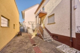 2 für 1: Zwei Einfamilienhäuser auf einem Grundstück mit Garten und gemeinsamen Innenhof - Innenhof - Zugang Haus 2