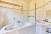 2 für 1: Zwei Einfamilienhäuser auf einem Grundstück mit Garten und gemeinsamen Innenhof - Badezimmer Haus 2