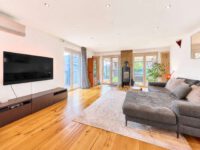 Modernisiertes Smart Home mit Designbad, SwimSpa & traumhaftem Familiengarten - Wohnzimmer