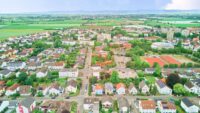 Modernisiertes Smart Home mit Designbad, SwimSpa & traumhaftem Familiengarten - Drohnenaufnahme