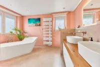 Modernisiertes Smart Home mit Designbad, SwimSpa & traumhaftem Familiengarten - Badezimmer