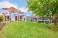 Modernisiertes Smart Home mit Designbad, SwimSpa & traumhaftem Familiengarten - Garten