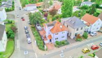 Modernisiertes Smart Home mit Designbad, SwimSpa & traumhaftem Familiengarten - Drohnenaufnahme