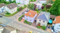 Modernisiertes Smart Home mit Designbad, SwimSpa & traumhaftem Familiengarten - Drohnenaufnahme