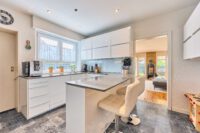 Modernisiertes Smart Home mit Designbad, SwimSpa & traumhaftem Familiengarten - Küche