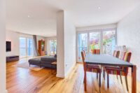 Modernisiertes Smart Home mit Designbad, SwimSpa & traumhaftem Familiengarten - Wohnzimmer mit Esszimmer