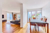 Modernisiertes Smart Home mit Designbad, SwimSpa & traumhaftem Familiengarten - Wohnzimmer mit Esszimmer