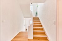 Modernisiertes Smart Home mit Designbad, SwimSpa & traumhaftem Familiengarten - Treppenhaus