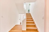 Modernisiertes Smart Home mit Designbad, SwimSpa & traumhaftem Familiengarten - Treppenhaus