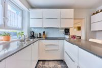 Modernisiertes Smart Home mit Designbad, SwimSpa & traumhaftem Familiengarten - Küche