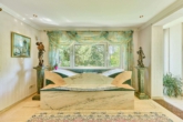 Traumhaftes & einzigartiges Luxusanwesen mit paradiesischem Garten & Schwimmteich - Marmorliege
