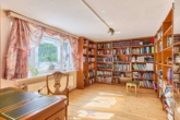 Traumhaftes & einzigartiges Luxusanwesen mit paradiesischem Garten & Schwimmteich - Bibliothek UG