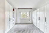 Ein Zuhause mit Zukunftsvision – Stilvolles Wohnen mit Garten - Ankleidezimmer