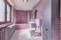Einfamilienhaus mit Garten, Pool & vielseitigem Gestaltungspotenzial - Badezimmer