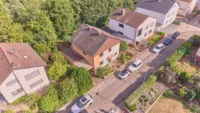 Einfamilienhaus mit Garten, Pool & vielseitigem Gestaltungspotenzial - Drohnenaufnahme
