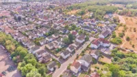 Einfamilienhaus mit Garten, Pool & vielseitigem Gestaltungspotenzial - Drohnenaufnahme