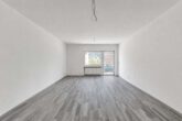 Kernsanierte 3-Zimmer-Wohnung mit hellen Räumen, Balkon & Gartenterrasse - Wohnzimmer