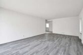 Kernsanierte 3-Zimmer-Wohnung mit hellen Räumen, Balkon & Gartenterrasse - Wohnzimmer
