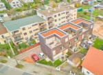 Energieeffizienzhaus KFW-55 mit Dachterrasse und moderner Holzfassade - Drohnenansicht