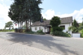 Großzügiger Bungalow mit Einliegerwohnung und einzigartigem Blick aufs Hambacher Schloss - Straßenansicht